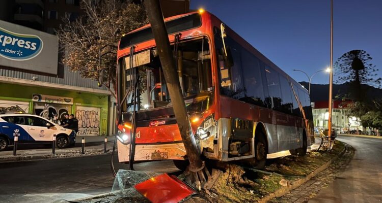 Bus RED choca con pilar de letrero publicitario en Ñuñoa