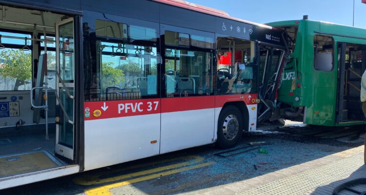Dos buses, uno rojo con blanco y otro verde, choque