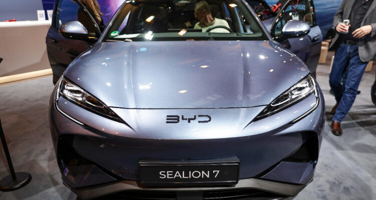 La china BYD, mayor fabricante mundial de autos eléctricos, elevó sus ventas un 41% en 2024
