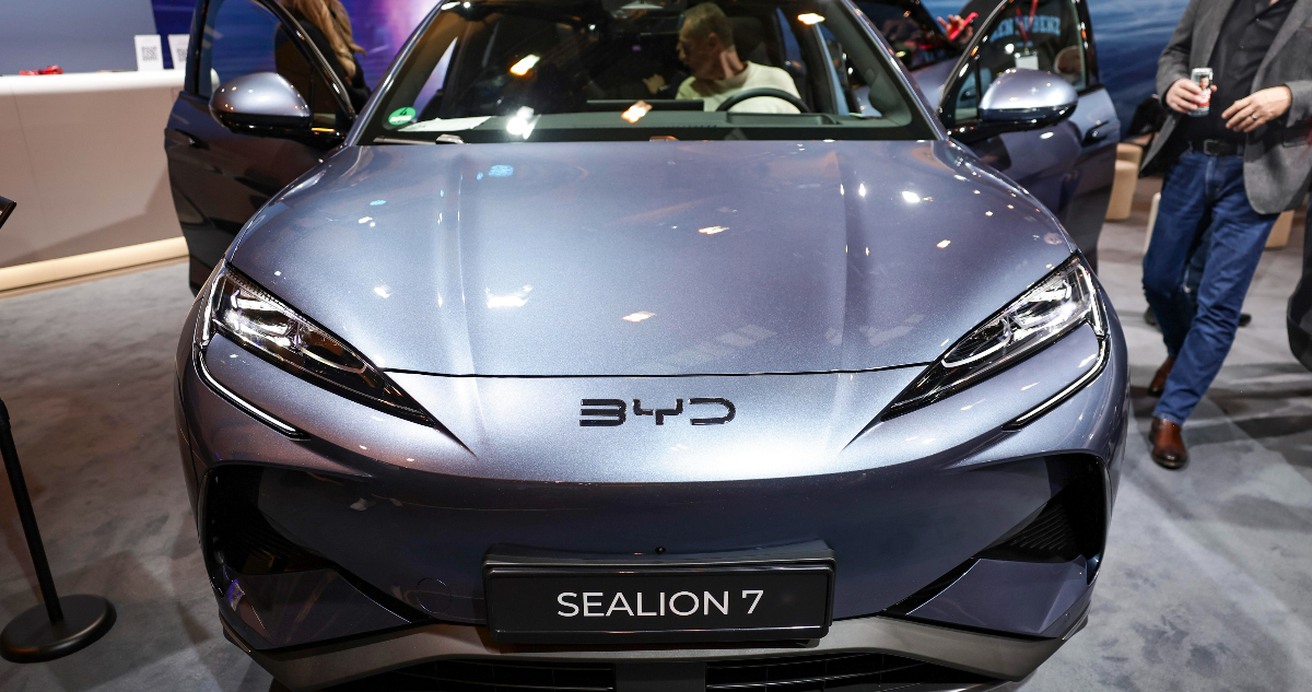 La china BYD, mayor fabricante mundial de autos eléctricos, elevó sus ventas un 41% en 2024