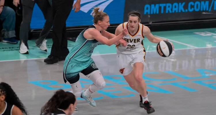 Caitlin Clark jugando para Indiana Fever