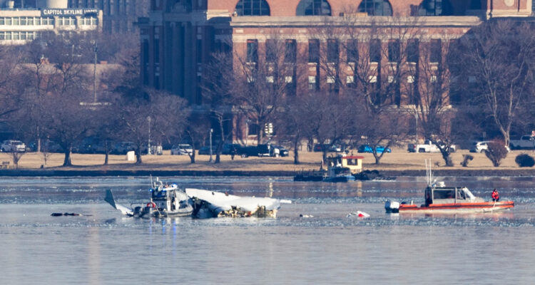 Autoridades de EE.UU. recuperan la caja negra del avión accidentado en Washington