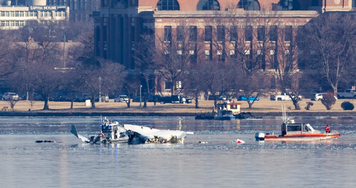 Autoridades de EE.UU. recuperan la caja negra del avión accidentado en Washington