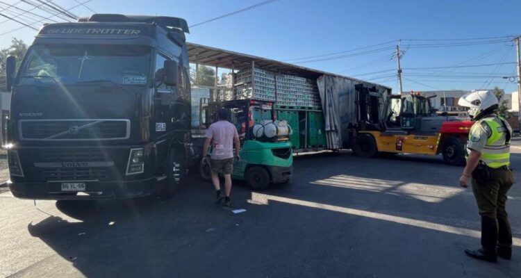 Camión de 27 toneladas sufre falla en plena avenida de Conchalí: afectó tránsito en el sector