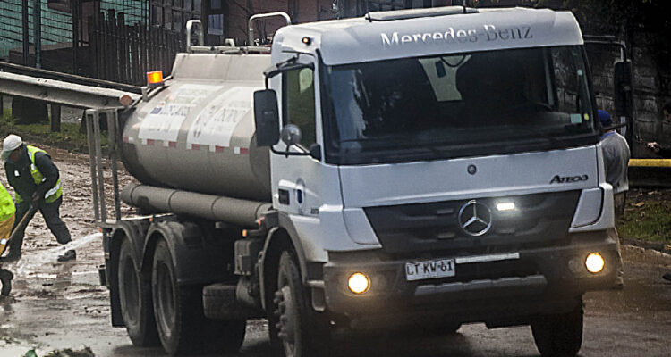 Contraloría pone reparos por camiones aljibe en Los Lagos y señala irregularidades de la Delegación