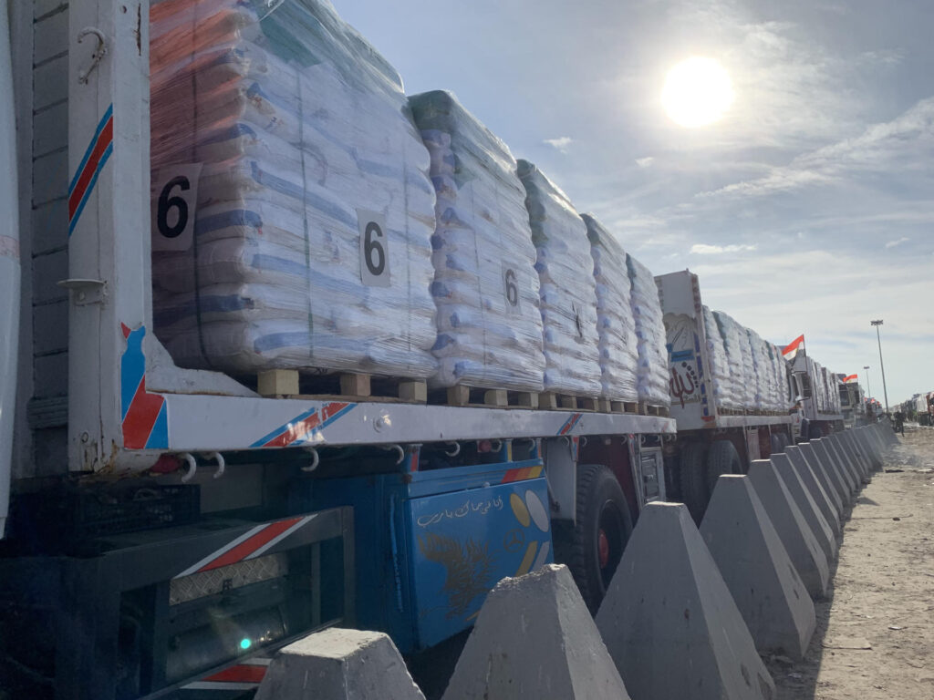 Camiones UNRWA listos para ingresar en la Franja de Gaza 