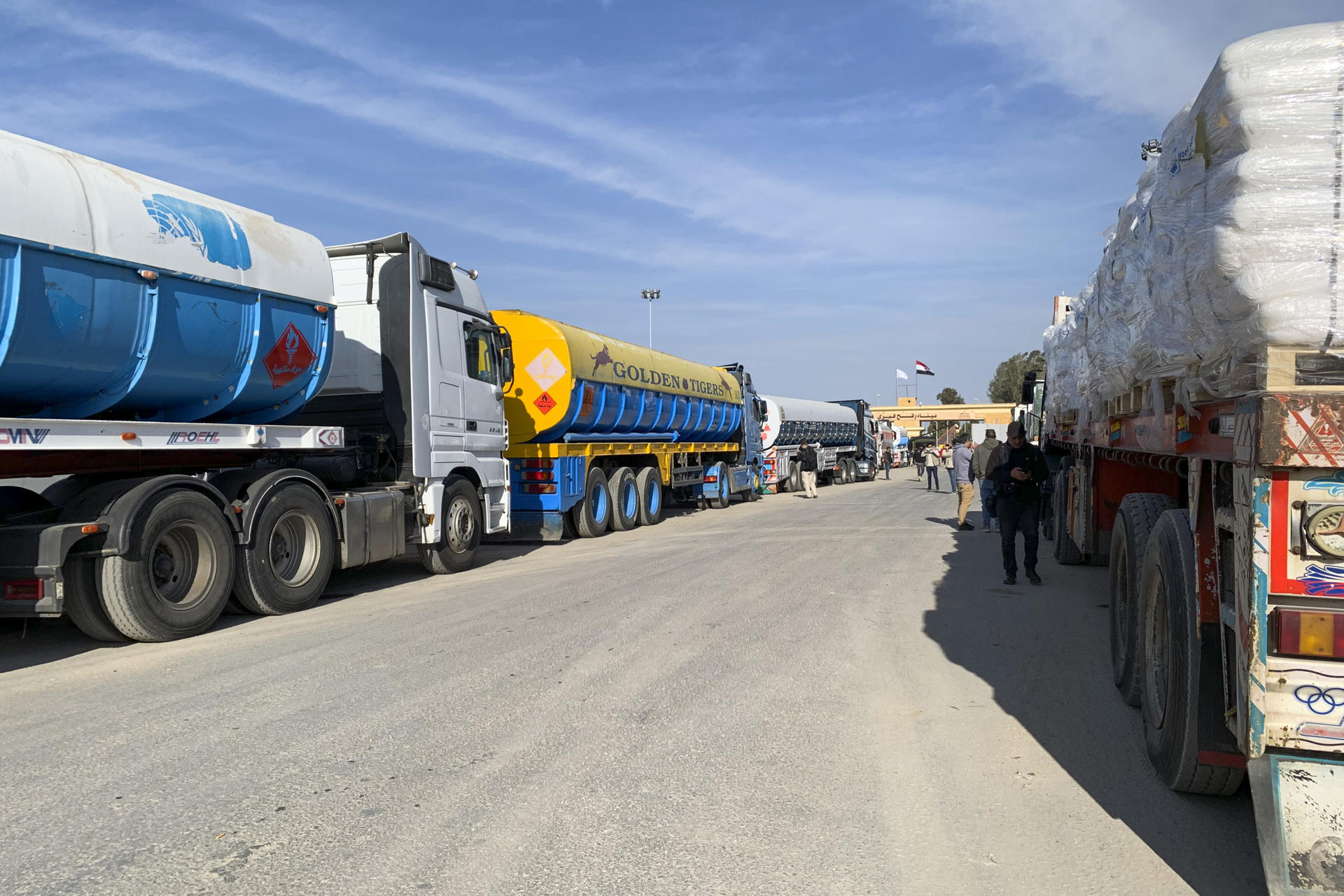 Camiones UNRWA listos para ingresar en la Franja de Gaza