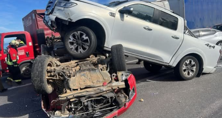 Camioneta volcada tras accidente en Coronel