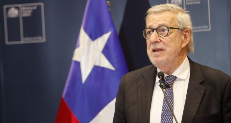 Diputados UDI ofician a Cancillería por embajadas de Chile en España, México y Brasil