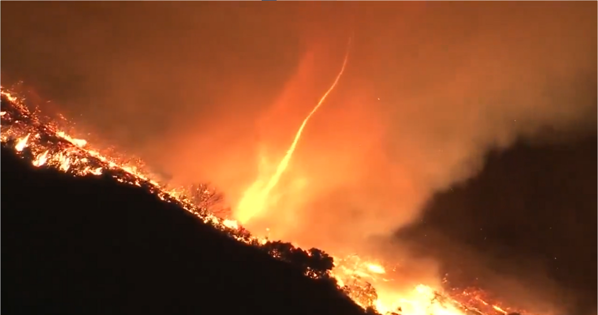Captan impactante tornado de fuego en medio de los arrasadores incendios en Los Ángeles