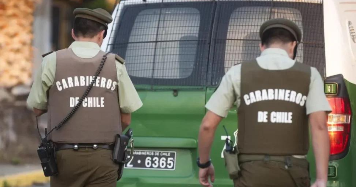 Se ve Carabineros de espaldas.
