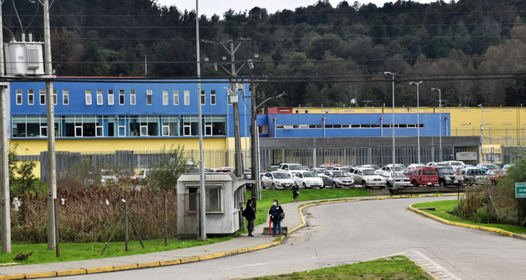 Frontis de cárcel de Valdivia por opinión de senadores tras nuevo asesinato