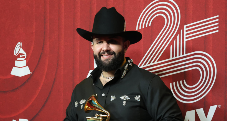 Carin León en los Premios Grammy 2024 en referencia a acusaciones de su exguitarrista por discriminación y abuso laboral