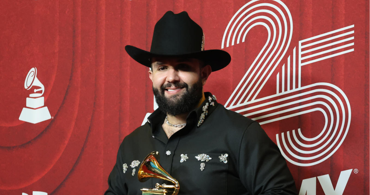 Carin León en los Premios Grammy 2024 en referencia a acusaciones de su exguitarrista por discriminación y abuso laboral
