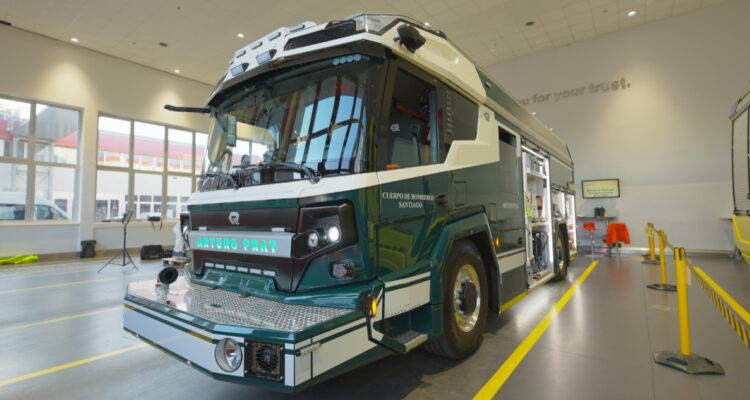 Foto del primer carro bomba eléctrico de Latinoamérica