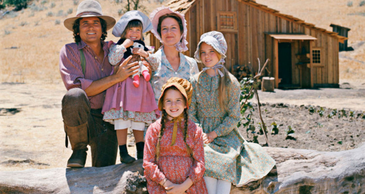 Fotografía promocional de los protagonistas de La pequeña casa de la pradera en referencia a reboot