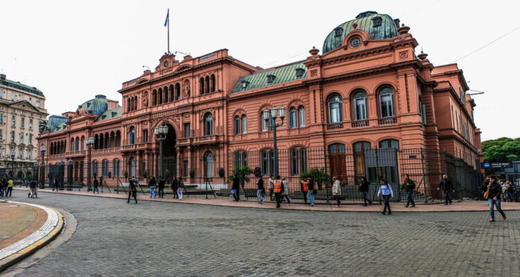 La recaudación tributaria de Argentina subió un 205,6% en 2024