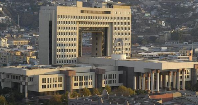 Instalan vallas papales en perímetro del Congreso Nacional para combatir comercio informal