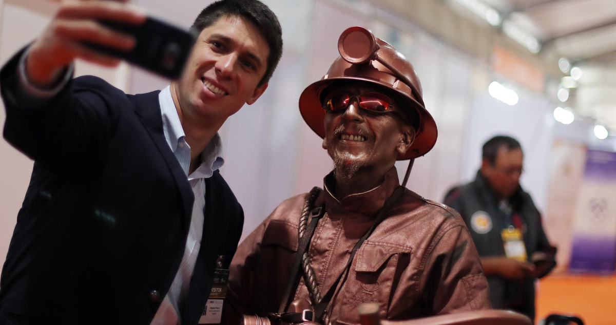 Hombre representando a un minero, con vestuario de cobre.