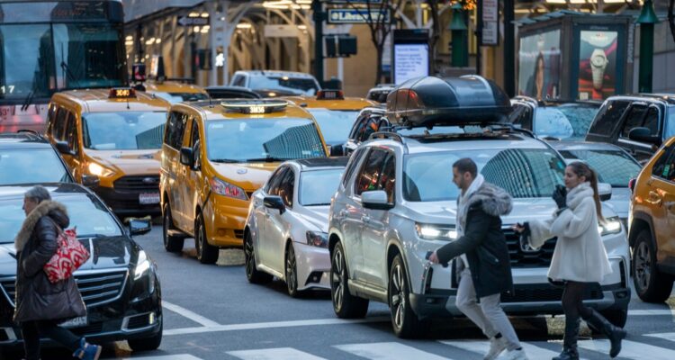 Comienza a regir polémico peaje de 9 dólares para ingresar al centro de Manhattan en Nueva York