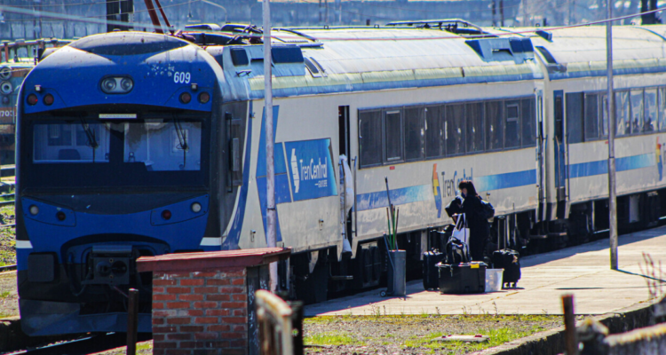 Colisión entre vehículo y tren de pasajeros termina con conductor herido en Linares