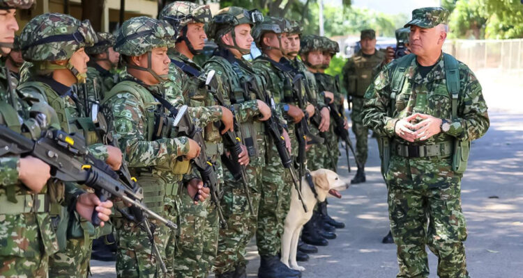 El comandante del Ejército de Colombia con soldados trasladados a la zona del Catatumbo