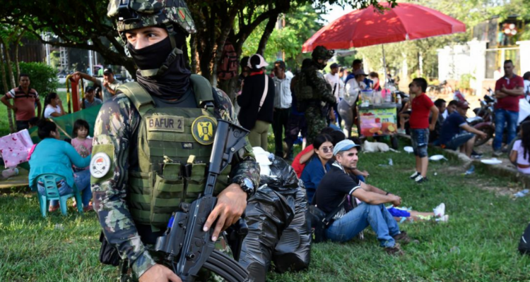 Soldados vigilan en el municipio de Tibú, Norte de Santander