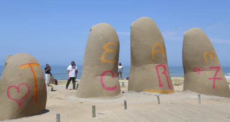 Con una particular dedicatoria a Cristiano Ronaldo: mujer vandaliza famoso monumento en Uruguay