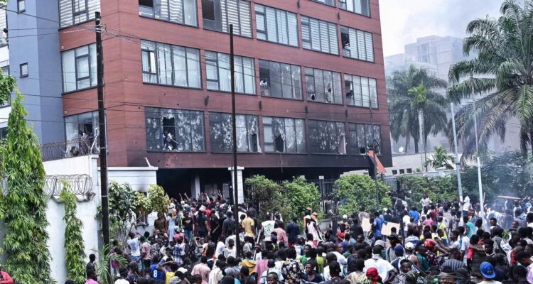 Manifestantes atacan la embajada de Ruanda durante una marcha en Kinsasa, República Democrática del Congo