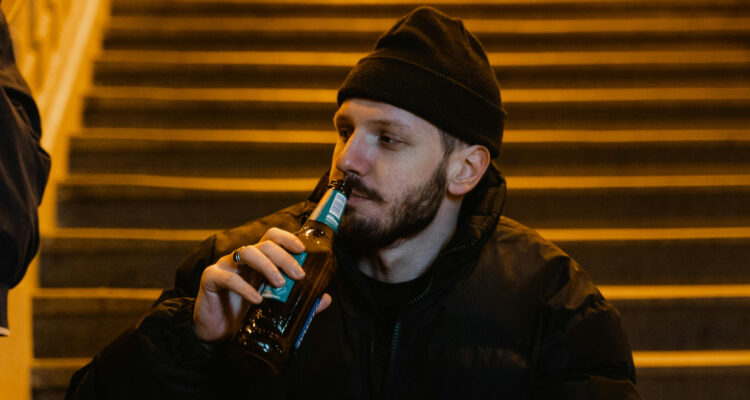 Cirujano General de EEUU pide añadir una alerta en botellas de alcohol por riesgo de contraer cáncer