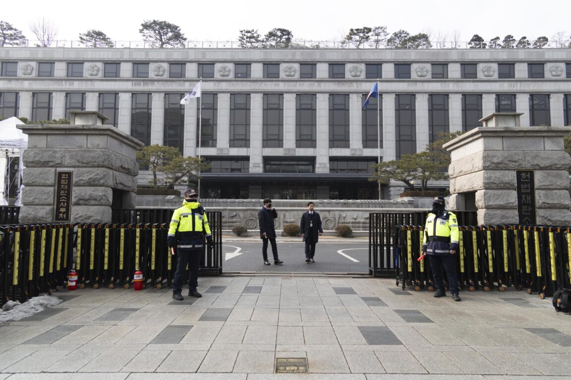 Agentes de policía hacen guardia frente al Tribunal Constitucional de Corea del Sur en Seúl