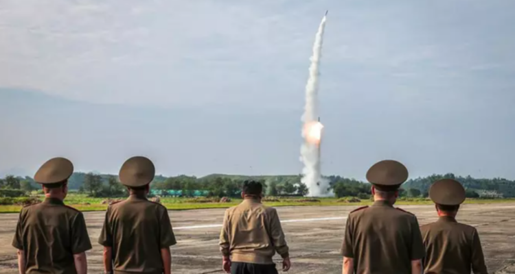 Imagen de archivo del lanzamiento de un misil norcoreano supervisado por Kim Jong-Un | KCNA
