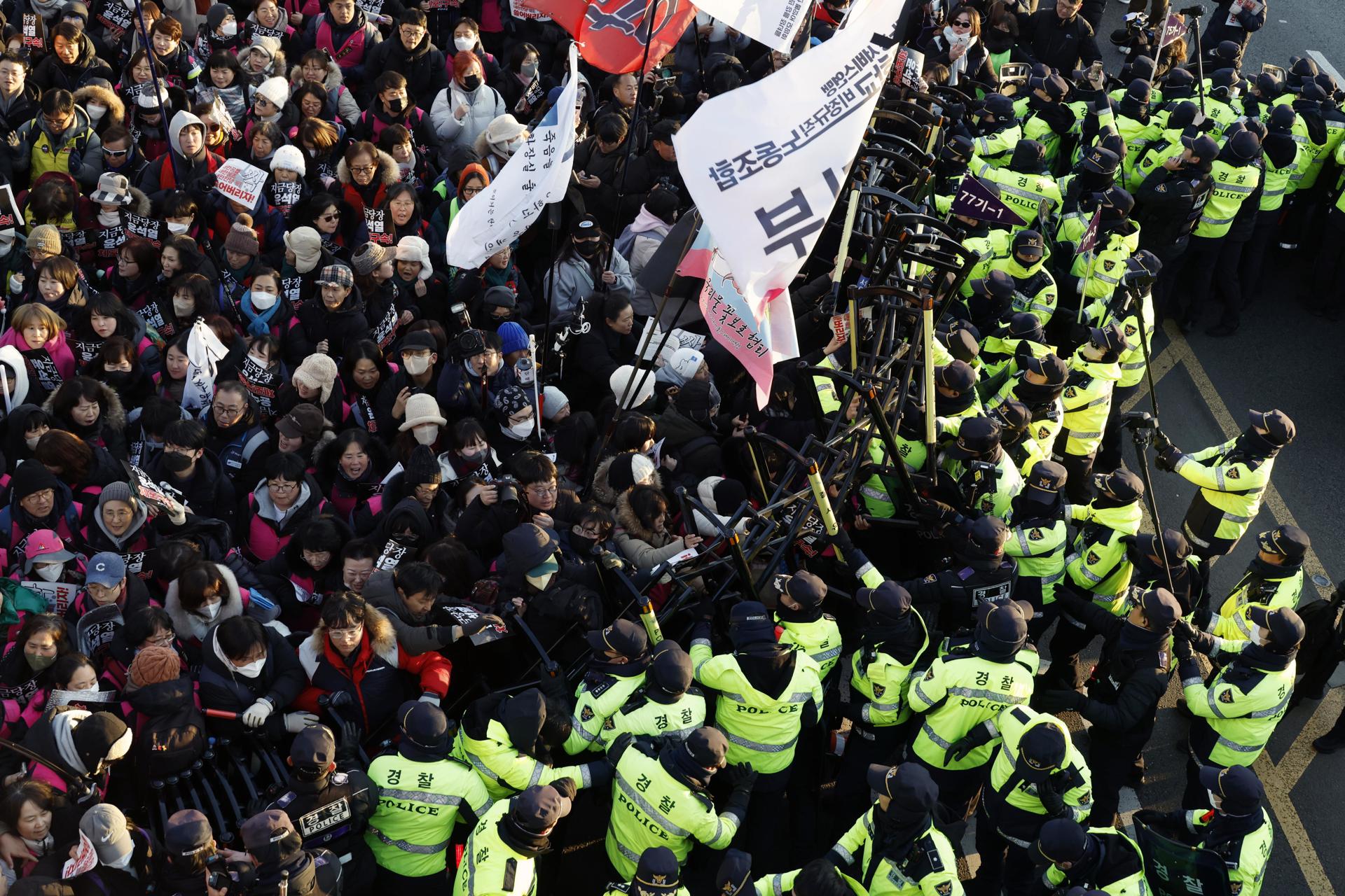 Sindicalistas son bloqueados por la policía en una marcha contra el presidente Yoon