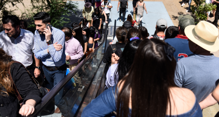 Mujer queda tras las rejas por robar celular en Costanera Center: lo sacó de la mochila de la víctima