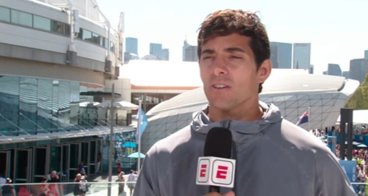 Cristian Garin celebra su triunfazo en debut del cuadro principal del Australian Open