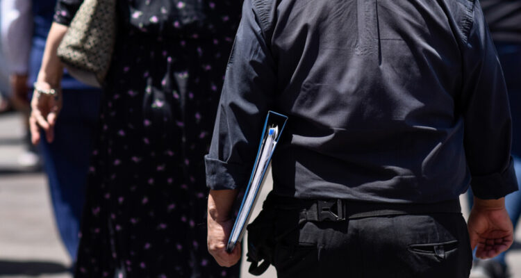 INE señala que el desempleo en Chile cayó en la última parte de 2024 al igual que la informalidad