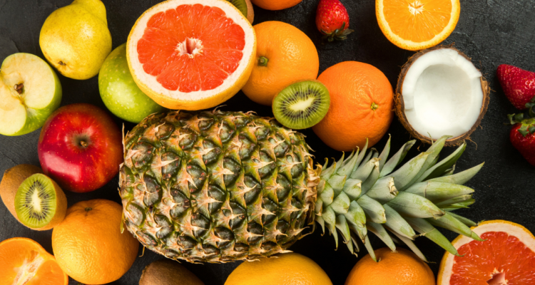 Sandías, coco, naranja y más: qué frutas son mejores para combatir la deshidratación en verano