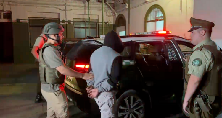 Detienen a adolescente de 17 años por asaltos en la vía pública en Recoleta: andaba en auto robado