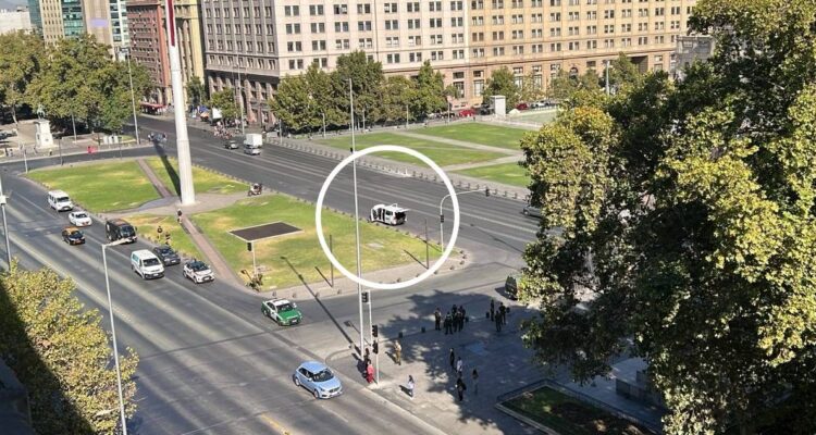Detienen a sujeto que intentó prender fuego a furgón frente a La Moneda
