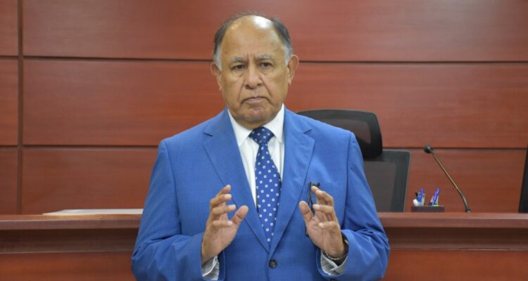 Ministro Simpértigue por recorte presupuestario