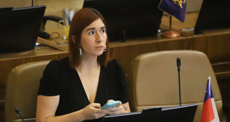 Informe de la PDI apunta a tráfico de influencias: diputada Pérez borró chats con exseremi Contreras