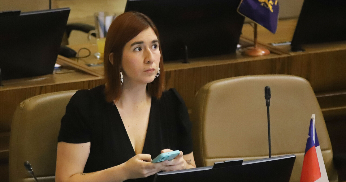 Informe de la PDI apunta a tráfico de influencias: diputada Pérez borró chats con exseremi Contreras
