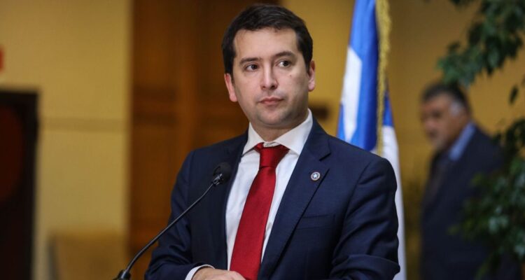 Diputado Araya (REP) denuncia recorte presupuestario a FFAA: “Terroristas y narcotraficantes celebran”