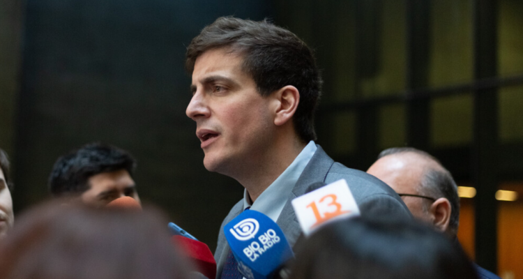 Diputado Schalper (RN) arremete contra la ministra Jara: “Ella no es la jefa de la barra brava del PC”