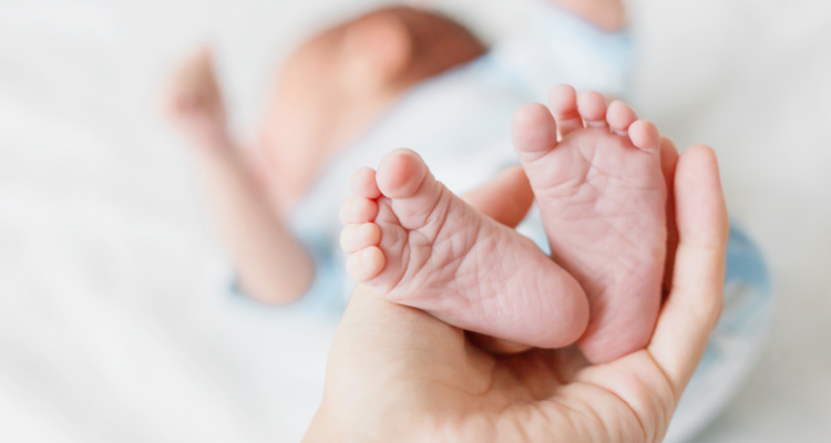 Aurora se llama la primera nacida del 2025: ministras de Salud y Desarrollo visitaron a la bebé