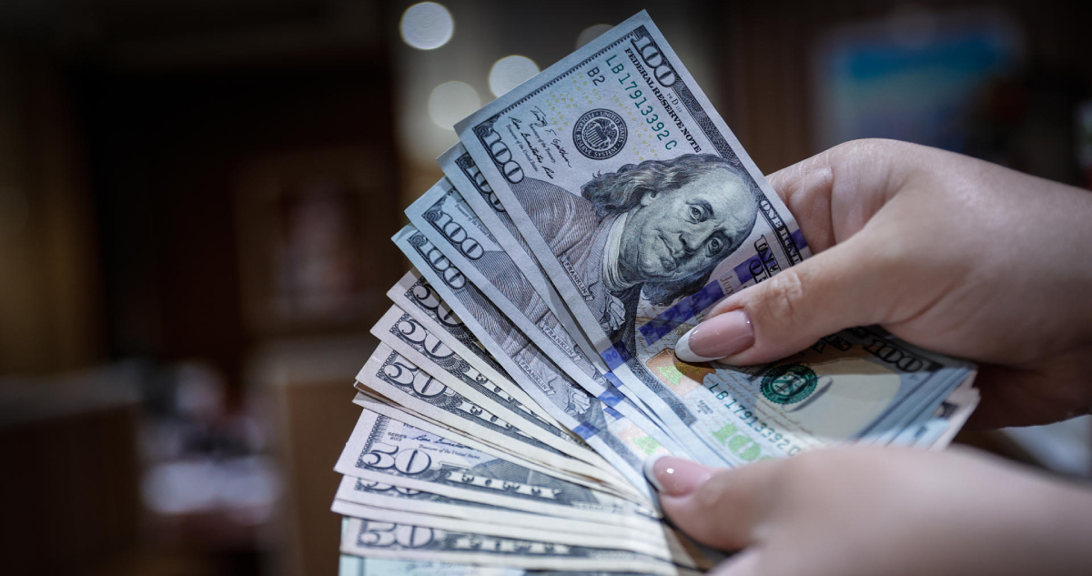 El dólar abre en terreno verde mientras espera nuevos cifras de EEUU
