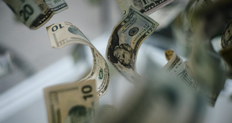 Los anuncios de aranceles de Trump impactan al dólar que cae de la barrera de los $1.000