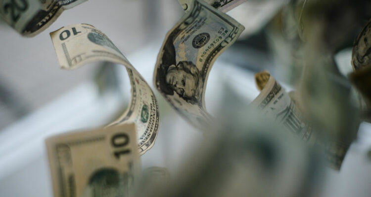 El dólar se resiste a caer de los $1.000 a pesar de una subida del cobre y tras conocerse un nuevo IPC