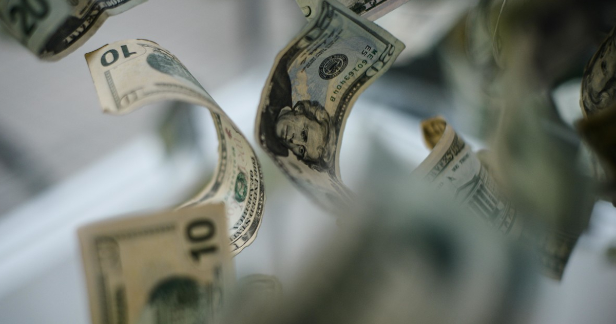 El dólar se resiste a caer de los $1.000 a pesar de una subida del cobre y tras conocerse un nuevo IPC