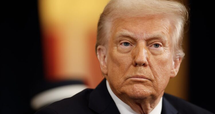 Revisa cuáles fueron los decretos más polémicos que Donald Trump firmó en su primer día de mandato